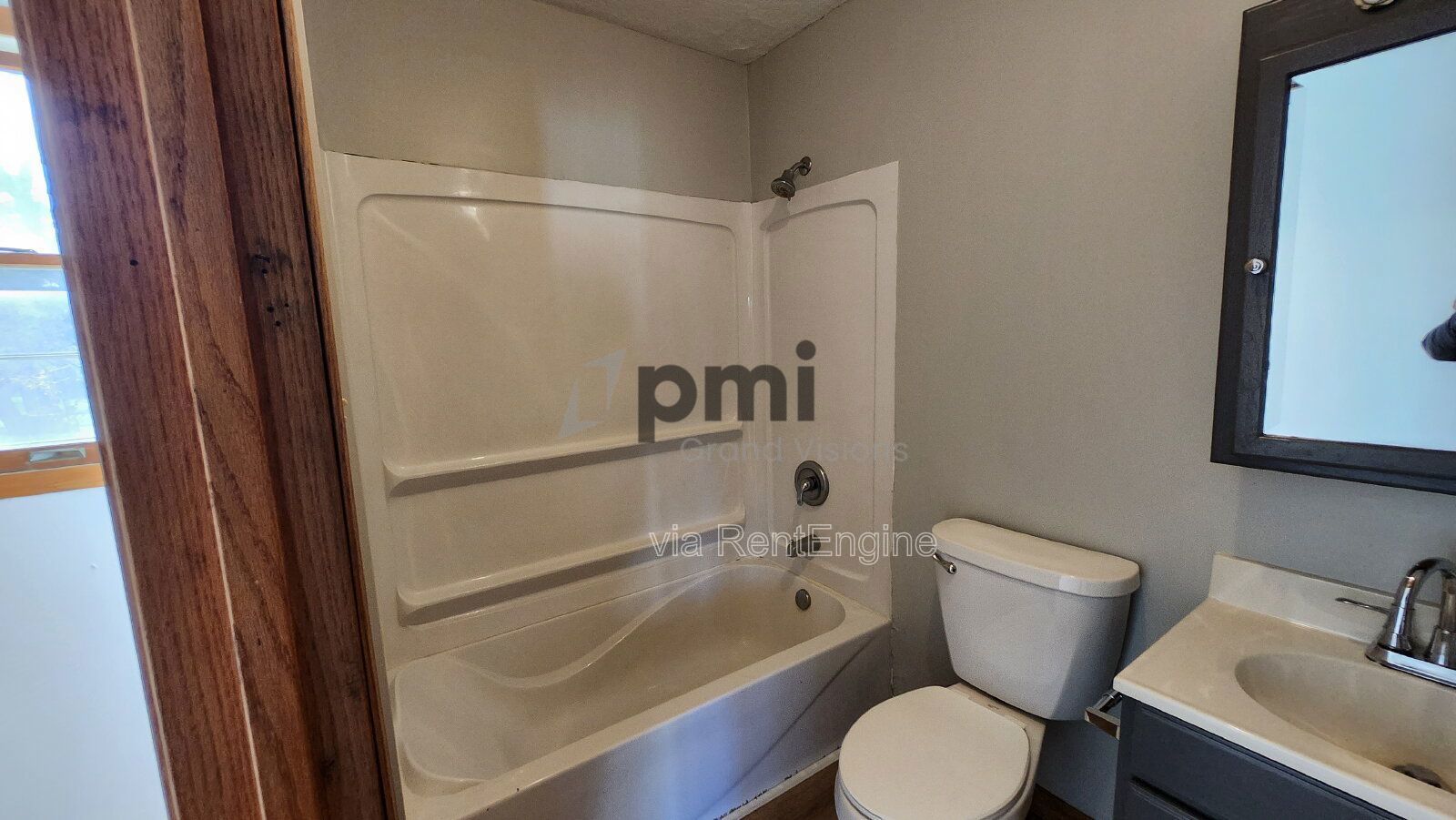 Charming 3-Bedroom Retreat with 2 Full Baths in Warrensburg! property image